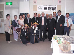 河合隼雄文化庁長官を囲んで記念撮影をさせていただきました。