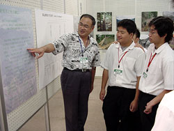 石川勉さんから詳しくご説明を聞く生徒