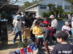 参加者全員にガイドブックと別子銅山の銅鉱石をプレゼントしました。