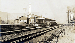 駅構内から撮影した星越駅舎 昭和11年(1936)撮影 別子銅山記念館所蔵 星越駅舎は大正14年(1925)に設置