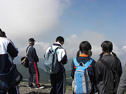 銅山峰から眺める景色みんな山からの景色に見とれています。