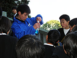 山根収銅所の収銅の仕組みを硫酸銅液を使って実験し、説明しています。