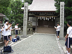大山積神社を案内中です! 平成20年(2008)7月12日