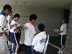 別子銅山記念館を案内中です! 平成20年(2008)7月12日