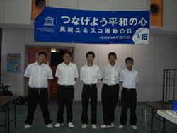 垂れ幕の前で写真を撮りました。