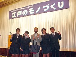 鈴木さんはこのシンポジウムに私たちを招待してくださった方でもあります。 とても嬉しい評価を頂くことができました。 記念の写真まで優しく応じていただきました。とてもうれしかったです。