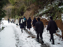 石見銀山最大の坑口である大久保間歩へ雪道を上ります。