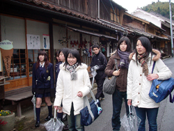 昔の街並みが残る大森のまちを見学