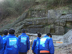 岩盤加工遺構の様子