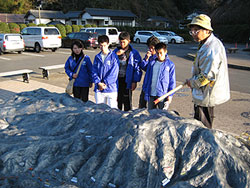 石見銀山公園で説明を受けている様子