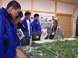 世界遺産センターで石見銀山の全体像を説明されている様子