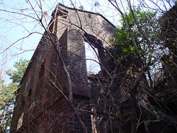 大きくそびえ立つ建物