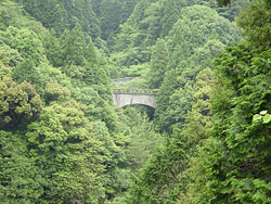 檜尾川(ひのきおがわ)にかかるアーチ型の桧尾川橋梁