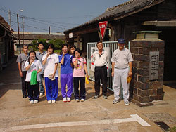 四阪工場への入口で記念撮影