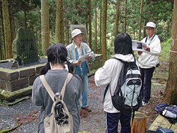 鹿森の記念碑前にて説明