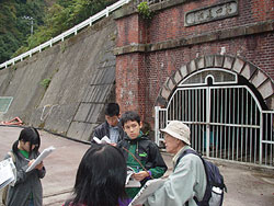 端出場の第四通洞にて説明