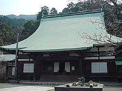 本堂の大屋根は別子銅山の銅で葺かれています。