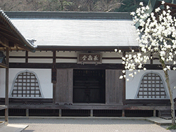 長泉堂は、広瀬 宰平により明治2年(1869)2月本堂横に建立されました。