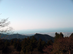 写真中央に御代島が見えます。そのむこうにかすんでいるのが四阪島