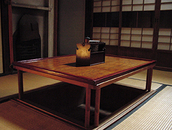 居間には掘りごたつ、さらには暖炉まで!