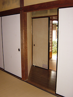 廊下を長く見せるために、押入れの壁の仕切りが斜めになっていた。
