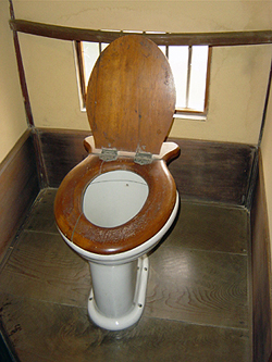 130年前の洋式トイレです。イギリスから輸入され、珍しい木製の便座になっています。