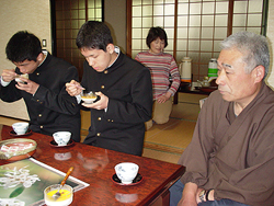 南光院(妻鳥良全ご住職さん:写真右手前)にごあいさつにお伺いしました。奥様の正子さん(写真奥)より珍しいものをいただきました。