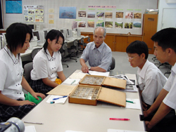 別子銅山で採れた鉱石のサンプルを見せていただきました。