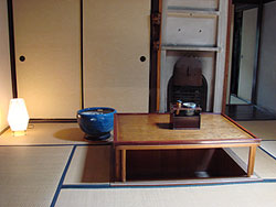 冬の寒い時には、暖炉とコタツで暖まっていました。
