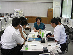 石川 登貴代さんにお話をお伺いしている様子