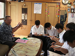 高橋 市郎さんにお話を伺っている様子