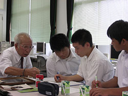 松岡 達也さんにお話をお伺いしている様子