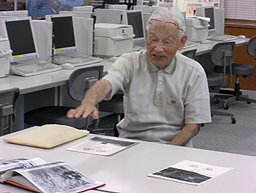 河野 米次郎さんに鹿森の説明をしていただいている様子