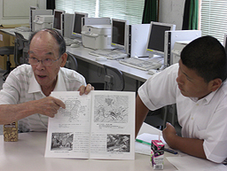 山川 静雄さんにお話を伺っている様子