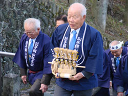 小ノを持って入場される様子