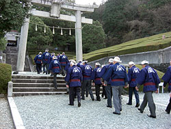 大山積神社拝殿へ向かう様子