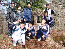 石ヶ山丈貯水池跡にて記念写真!!