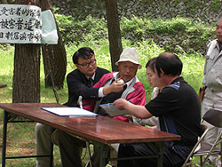 写真中央、帽子を被っているのが張 志祥さんです。