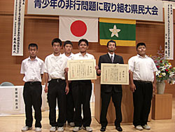 本校卒業生の大野 貴彦先輩と一緒に写真を撮らせていただきました。