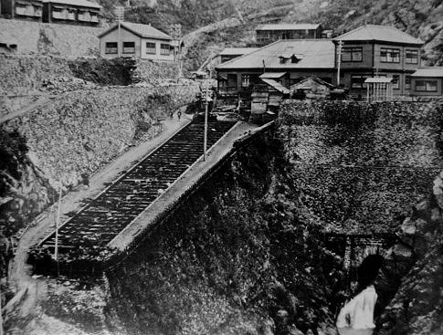 採鉱本部事務所と収銅場