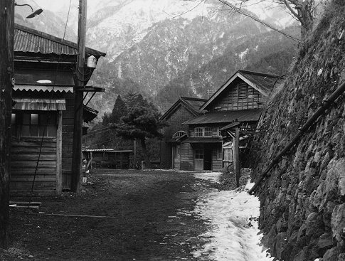 現在の東平坑事務所前跡